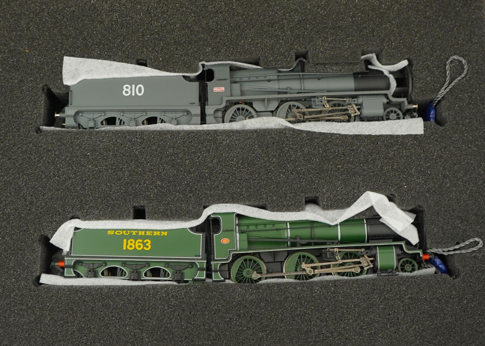 A wooden cased Bachmann Branchline 00 gauge railway set of two class N tender locomotives, one in Southern Railway livery, 1863, and the other in SE&CR livery, 810